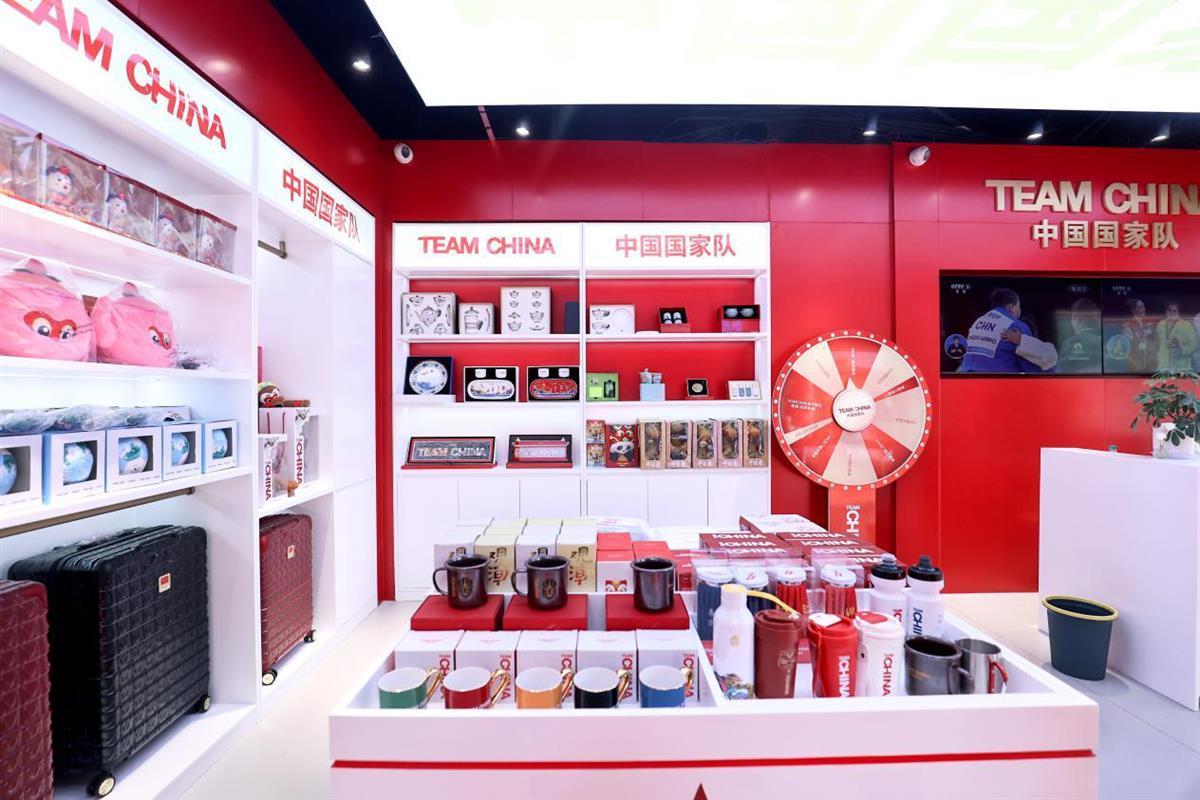 奧運(yùn)同款觸手可及 中國國家隊(duì)特許零售店湖北首店開業(yè)，掀起體育文創(chuàng)消費(fèi)新熱潮